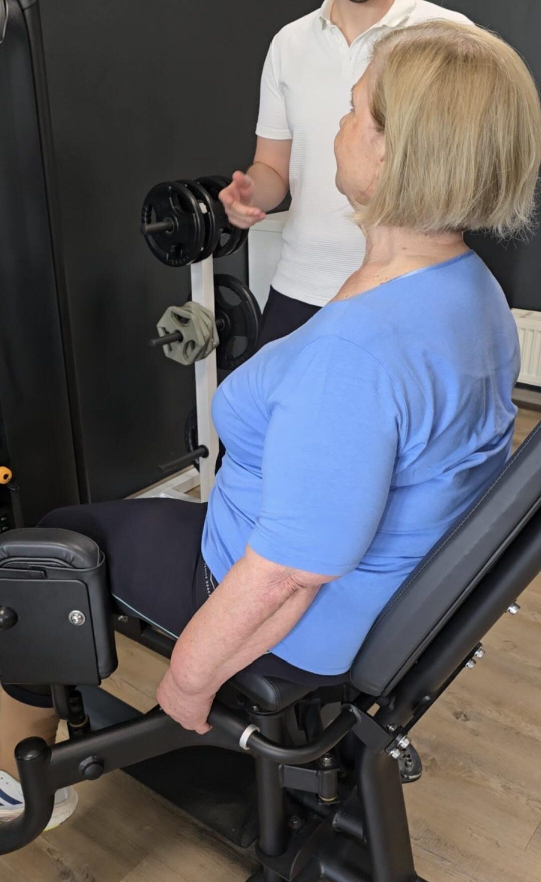 Gerätetraining mit einer älteren Dame