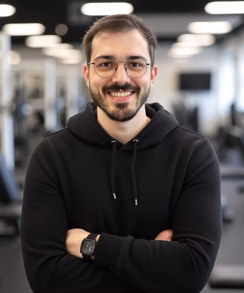 Personal Trainer Wladi Suchorukow steht bereit für ein Coaching in seinem Fitnessstudio in Osnabrück.